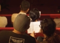 Peserta latihan membacakan naskah bersama pembisik (dok: Felix/Minikino)