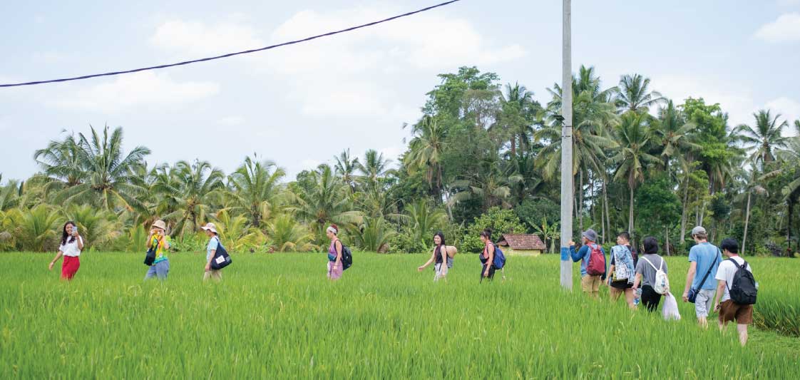 Para peserta Melali ke Desa berjalan menuju Kubu Bali Women Crisis Centre (16/09/2023) (dok: Vifick/Minikino)