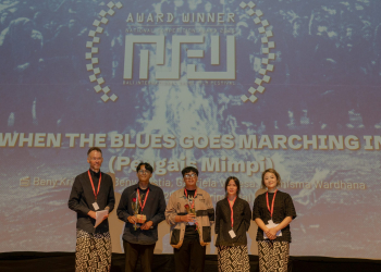 Bhisma Wardhana dan Beny Kristia saat menerima penghargaan MFW BEST NATIONAL COMPETITION AWARD 2025 
bersama National Jury Board 2025