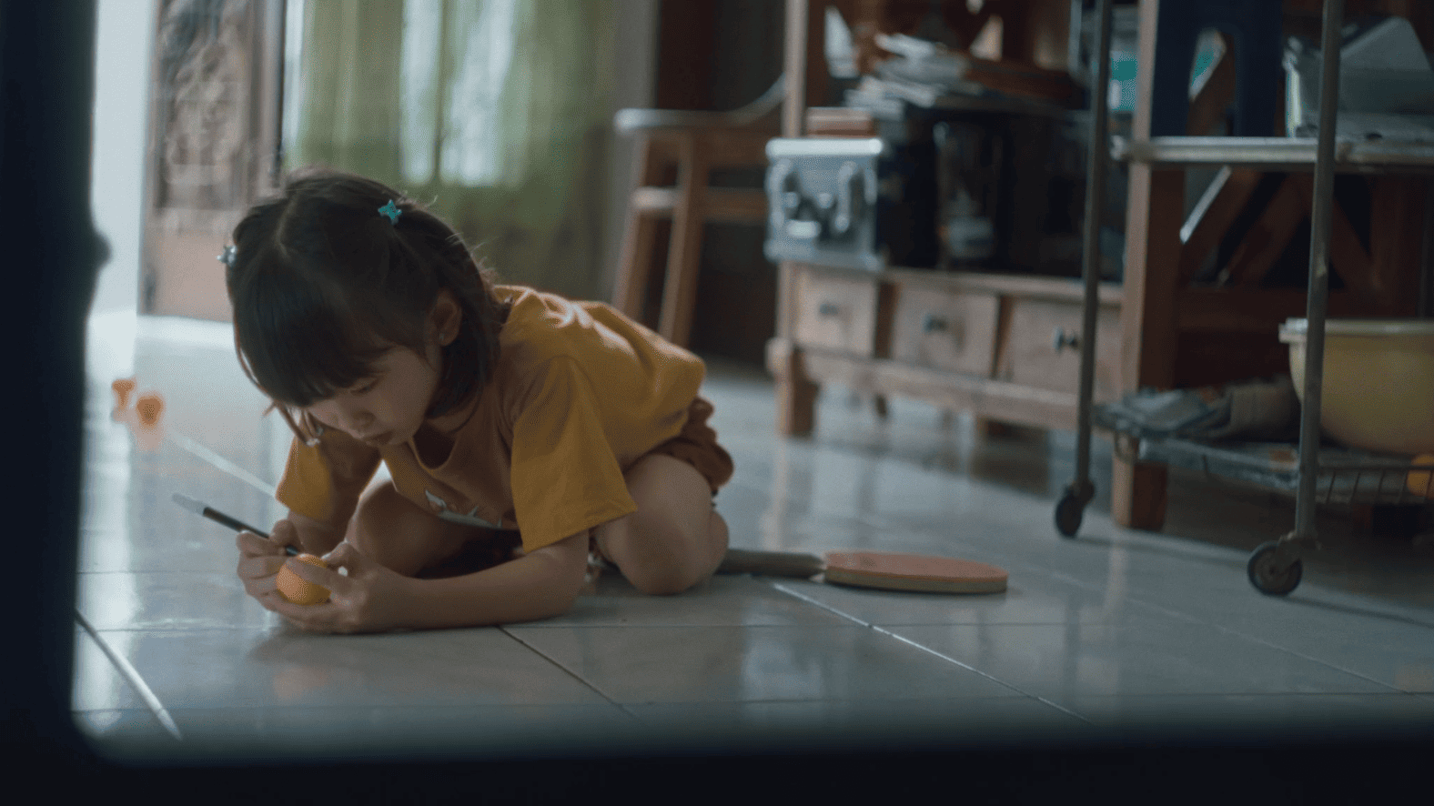 Still Film Dengarlah Nyanyian Pingpong (2024) arahan Andrew Kose