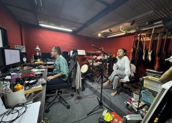 Proses rekaman Audio Description di Minikino Studio bersama Komang Yuni (kanan) dan Edo Wulia pada 27/12/2025. Dok: Annabella Schnabel.