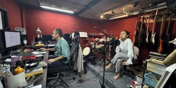 Proses rekaman Audio Description di Minikino Studio bersama Komang Yuni (kanan) dan Edo Wulia pada 27/12/2025. Dok: Annabella Schnabel.